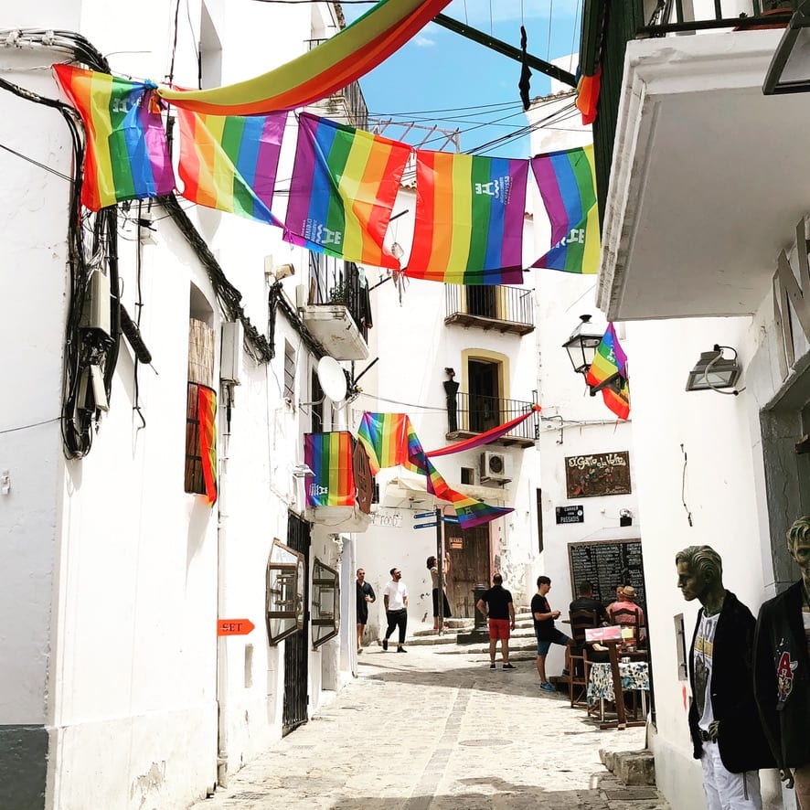 Weiße Altstadtgasse auf Ibiza