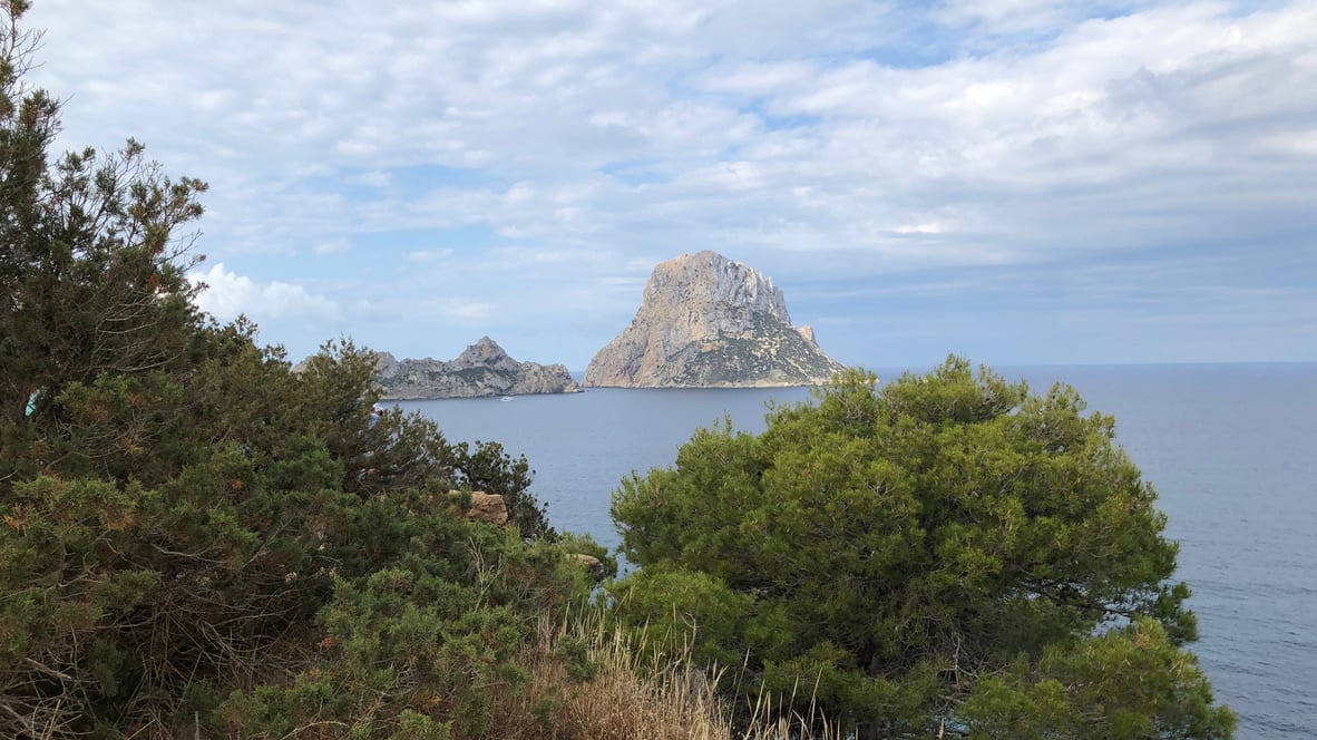 Küste von Ibiza mit Blick auf Es Vedrà
