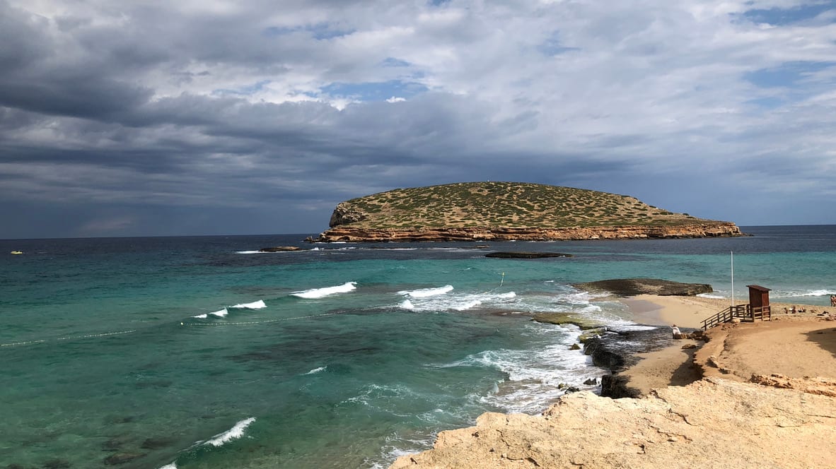 Felsige Badebucht mit türkisfarbenem Wasser auf Ibiza