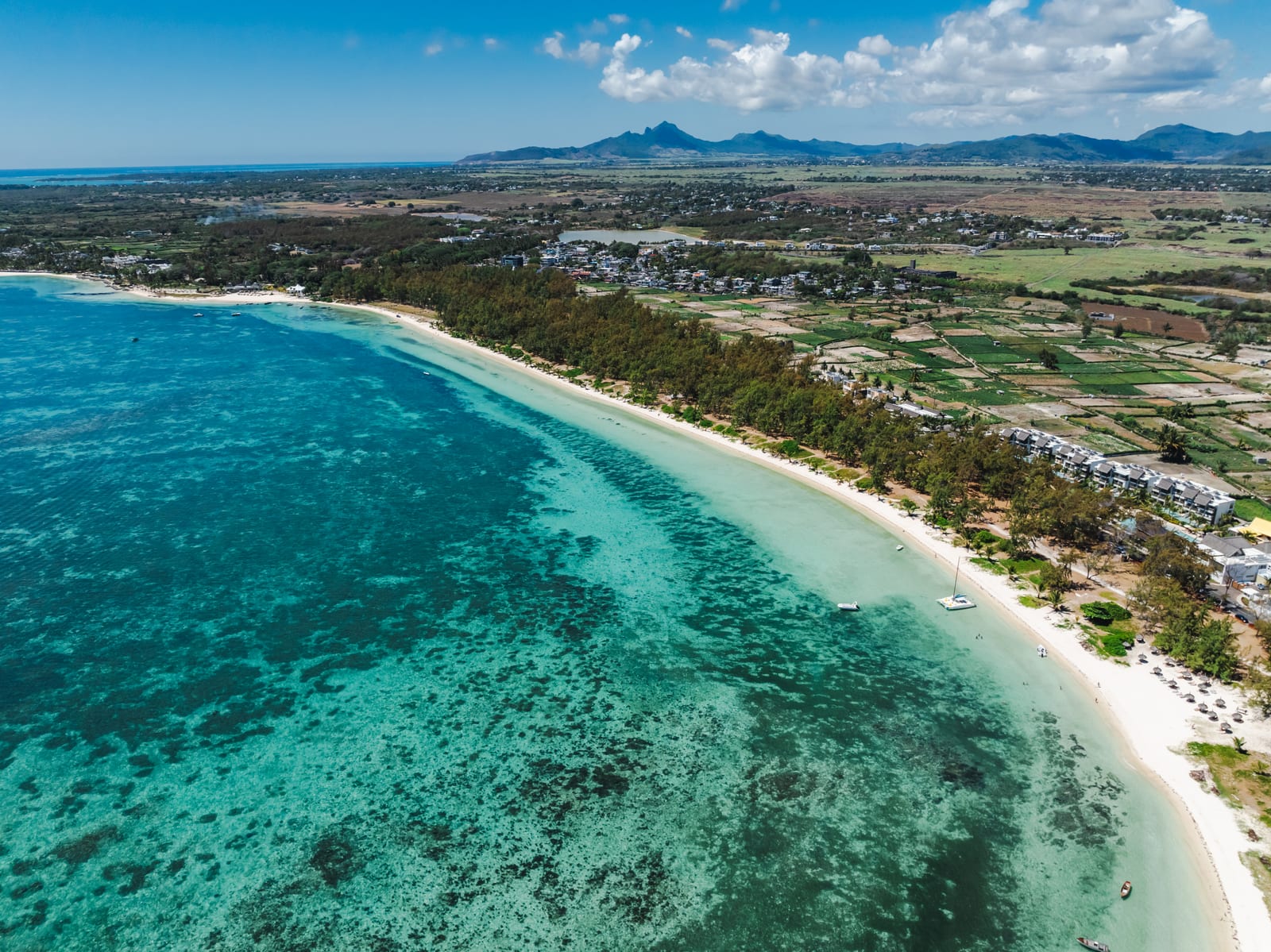 Langer Strand und Lagune bei Belle Mare auf Mauritius