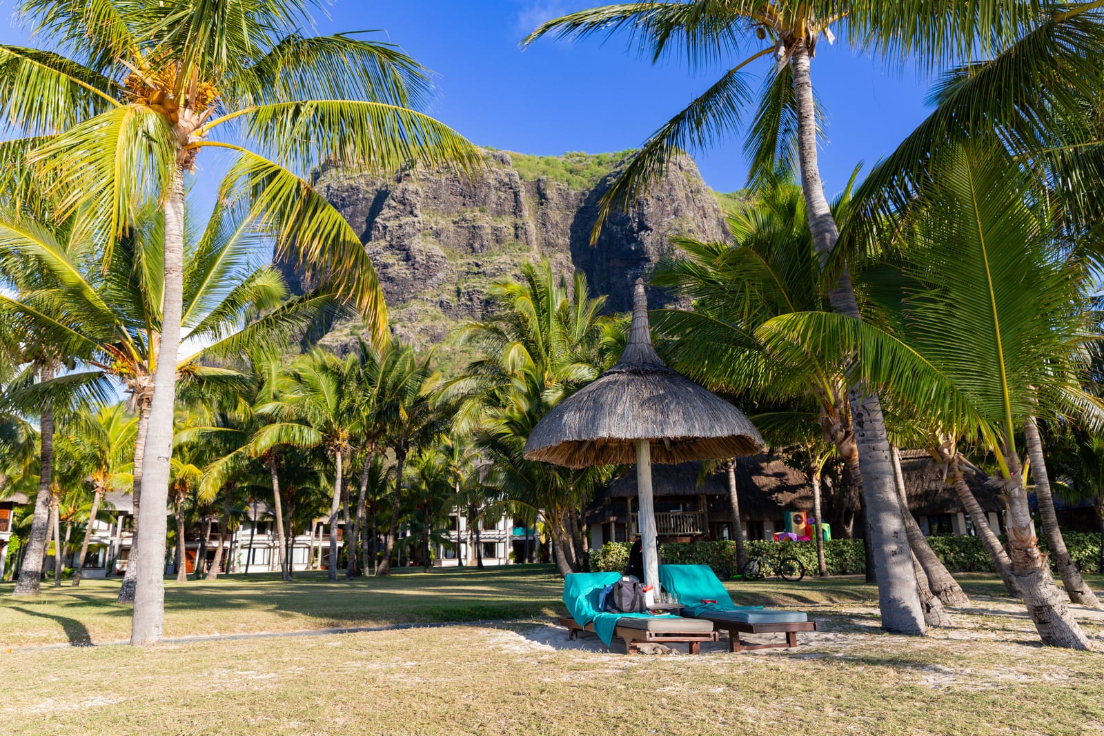 Tropische Küste vor dem Berg Le Morne auf Mauritius