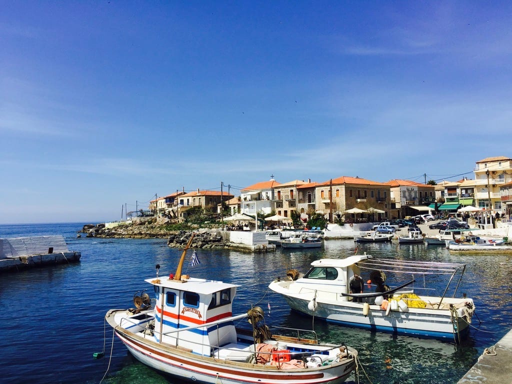 Kleiner griechischer Hafen mit Fischerbooten