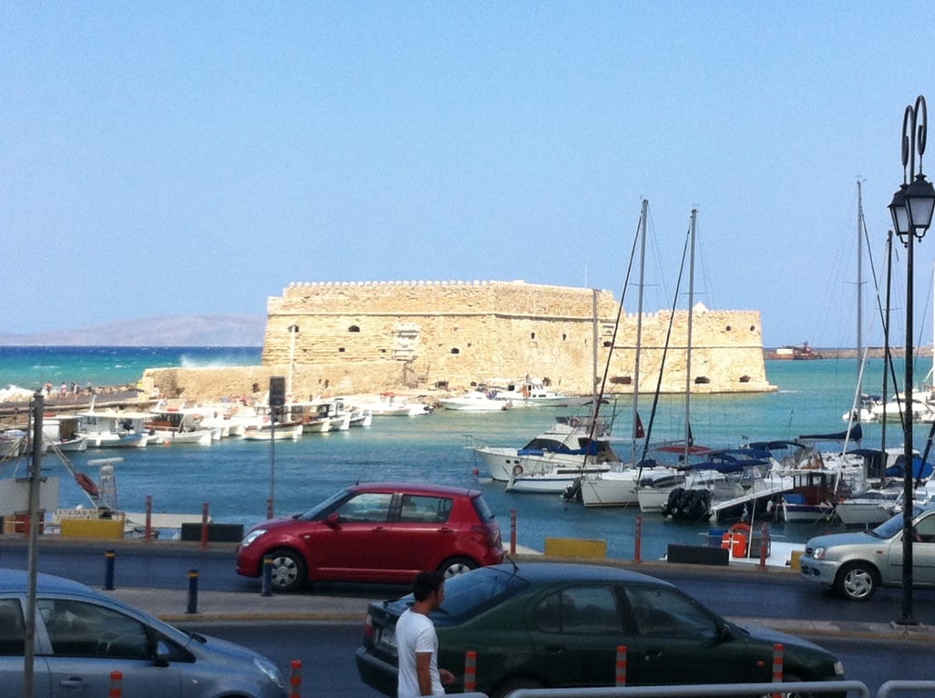 Hafen von Heraklion auf Kreta mit der Festung Koules