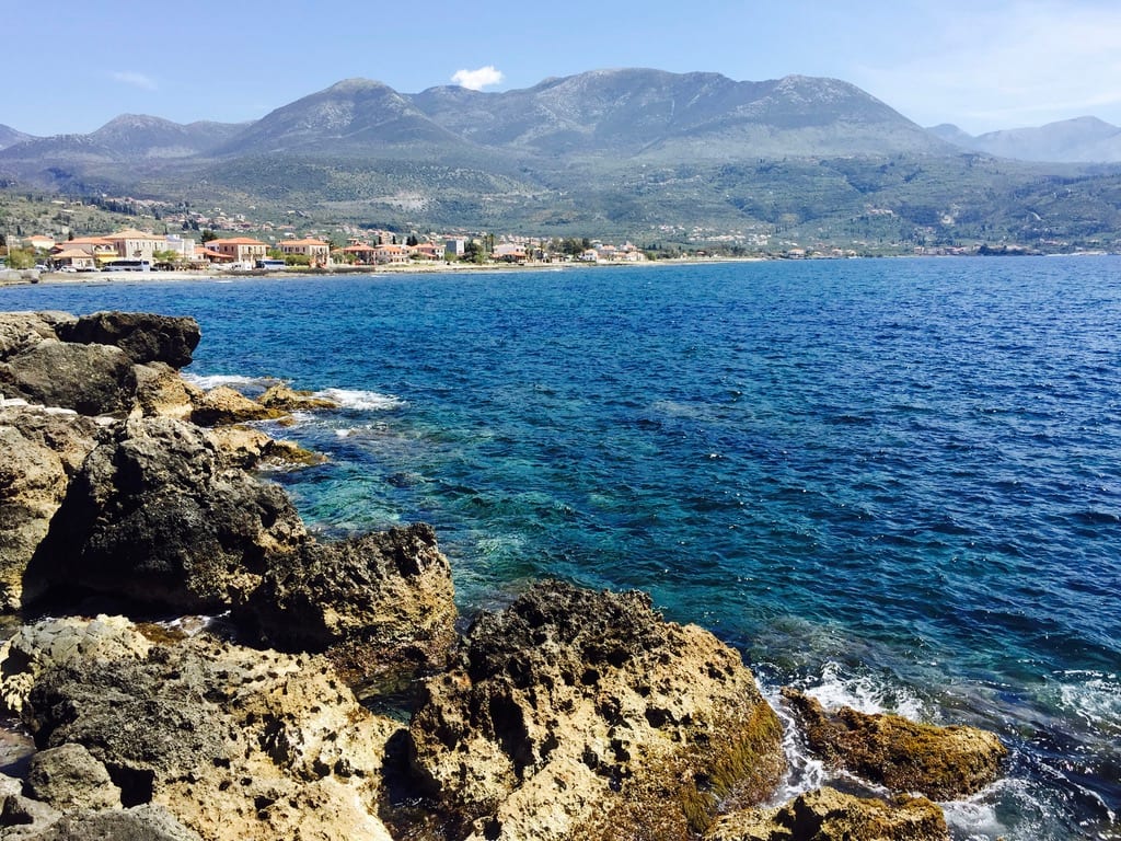 Felsige Küste auf Kreta mit blauem Meer