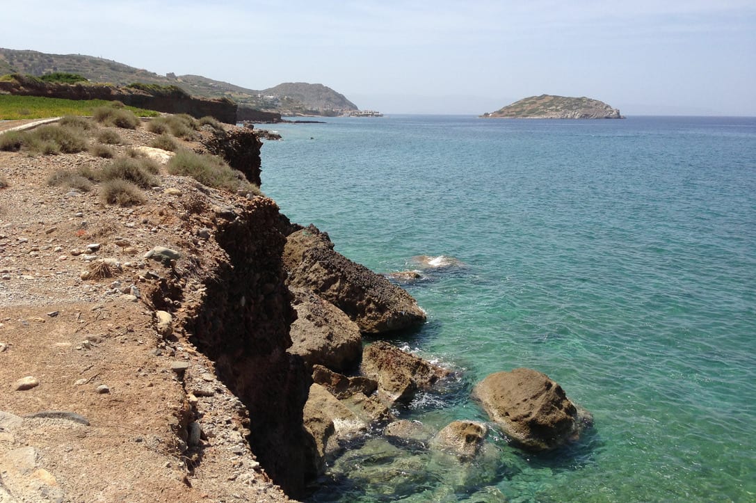 Felsige Küste auf Kreta mit klarem Meer