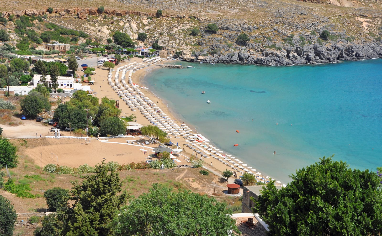 Bucht und heller Strand bei Lindos auf Rhodos