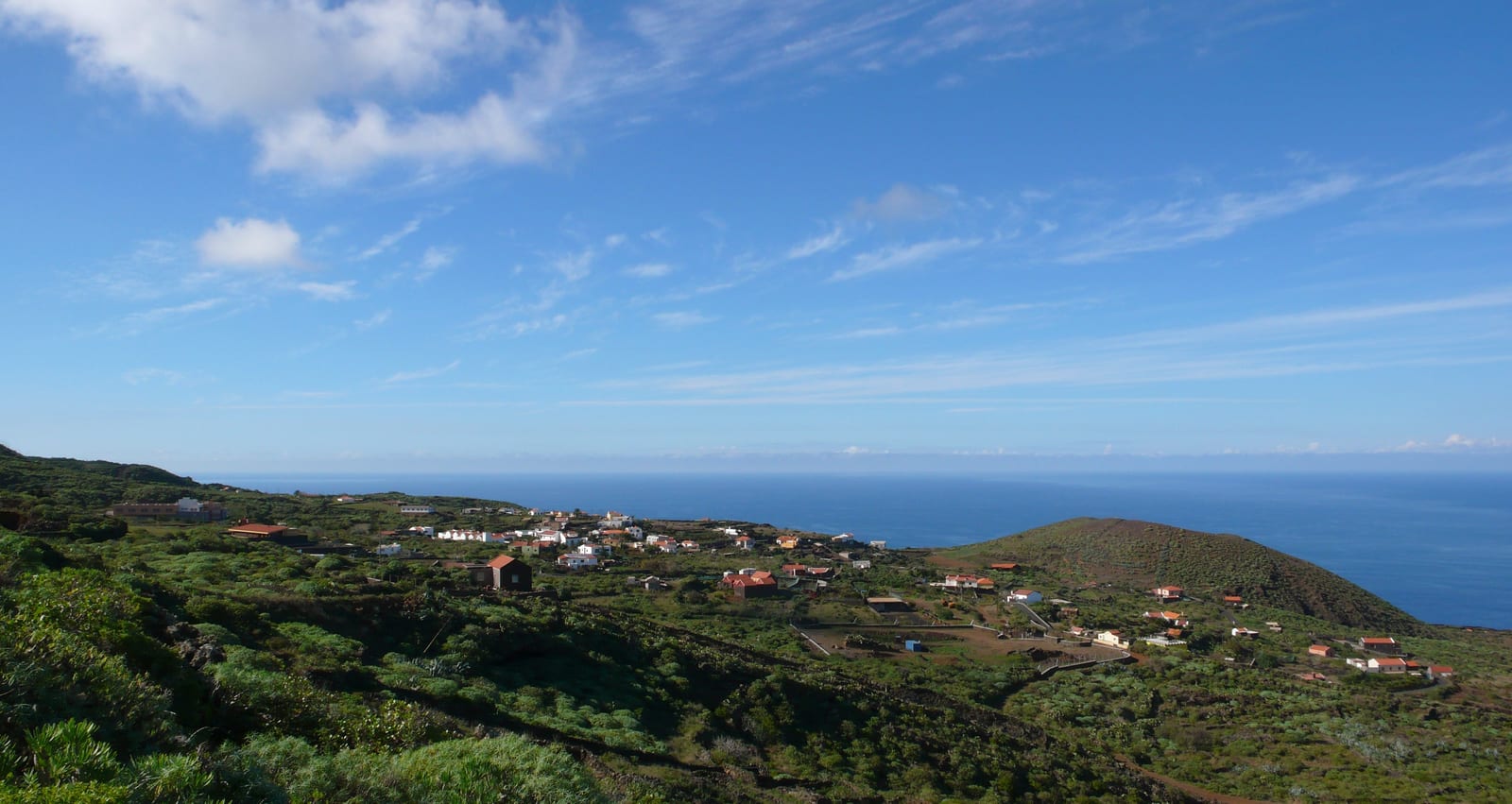 Blick über Echedo und die grüne Küstenlandschaft von El Hierro