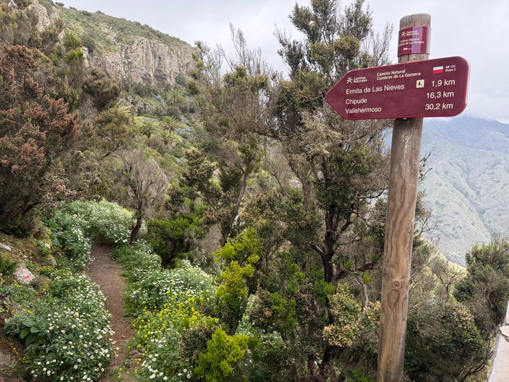 Wanderweg mit Wegweiser in der Berglandschaft von La Gomera