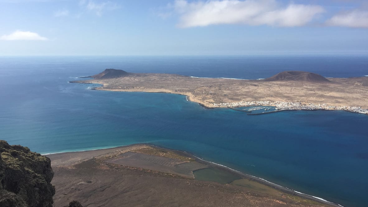 Blick von Lanzarote über die Meerenge El Río auf La Graciosa