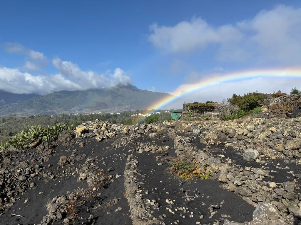 Regenbogen über schwarzer Vulkanlandschaft auf La Palma