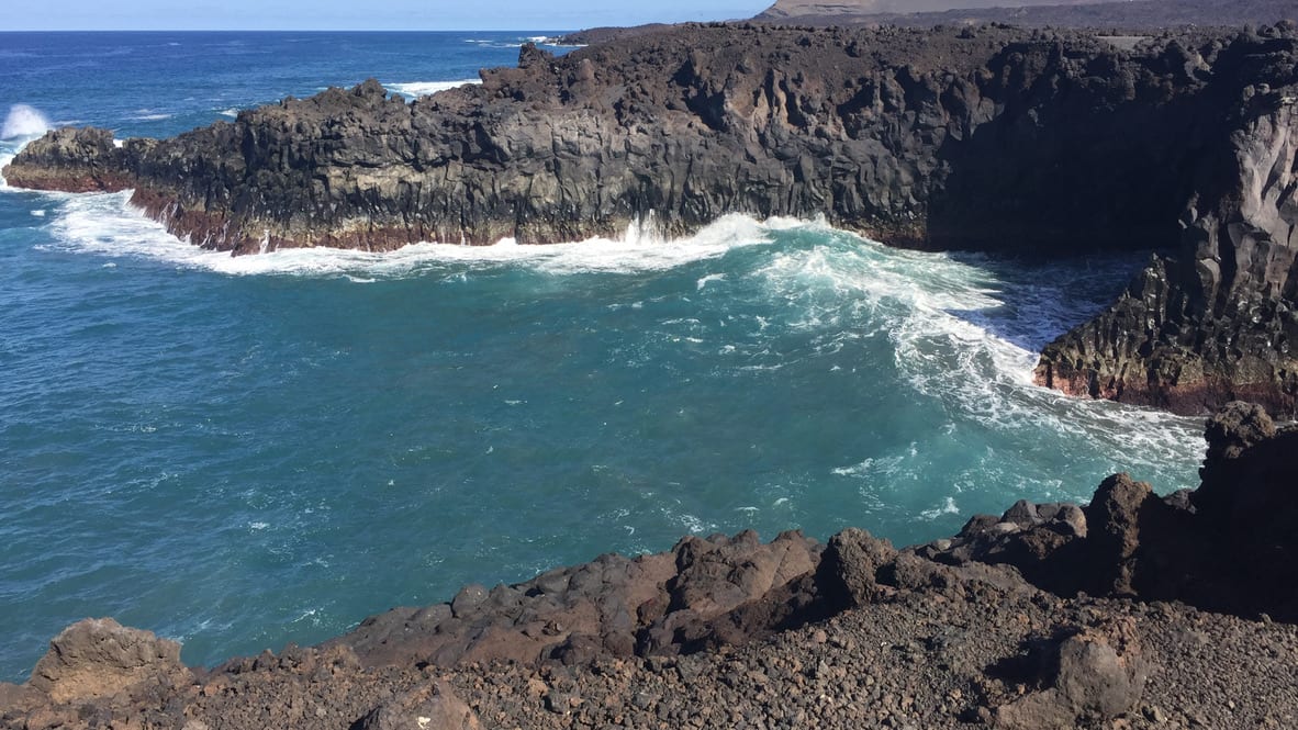 Brandung an der schwarzen Lavaküste von Lanzarote