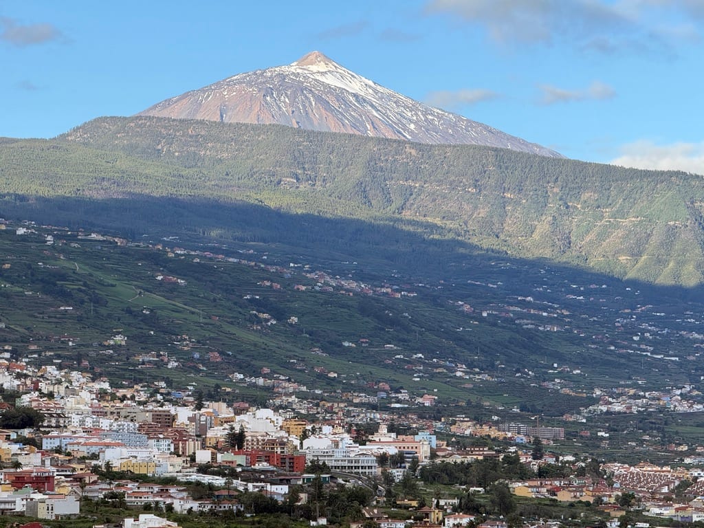 Teide über dem grünen Inselnorden von Teneriffa
