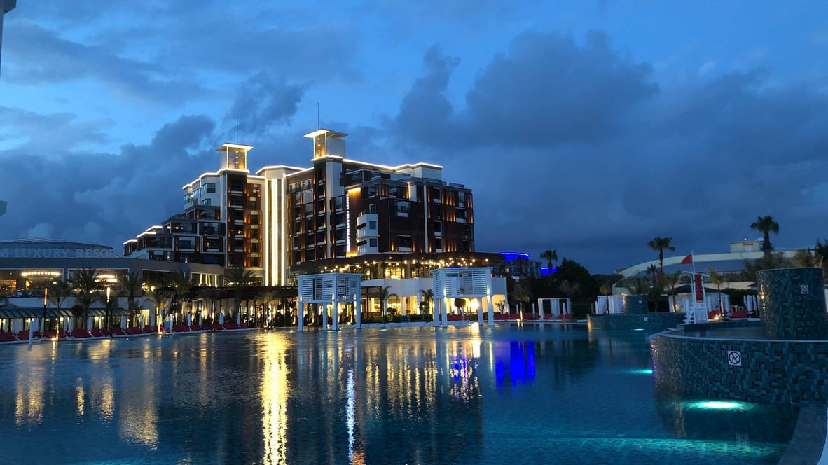 Beleuchtetes türkisches Ferienresort mit Pool am Abend