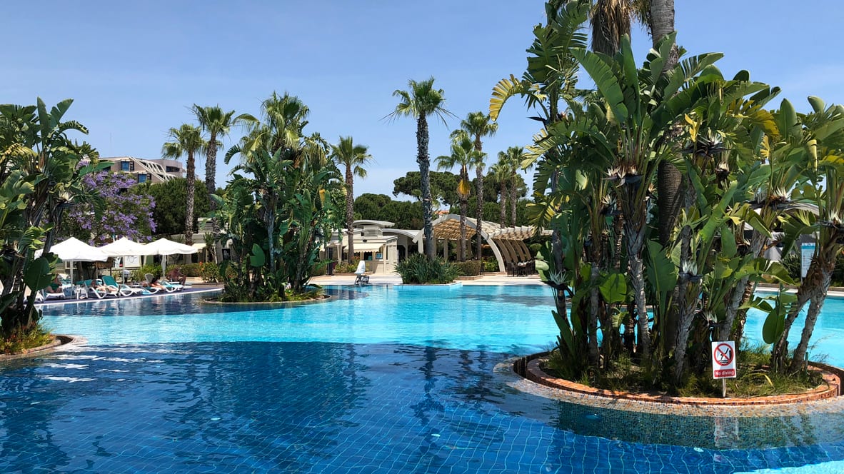 Begrünte Poolanlage in einem türkischen Resort