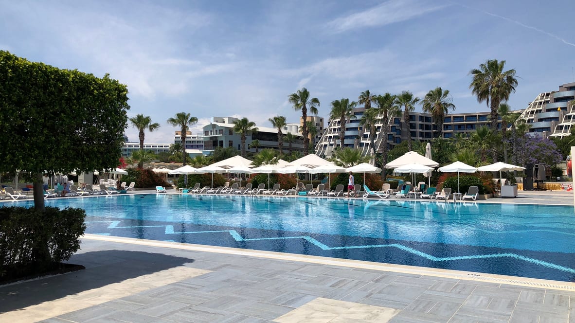 Große Poollandschaft in einem türkischen Strandresort