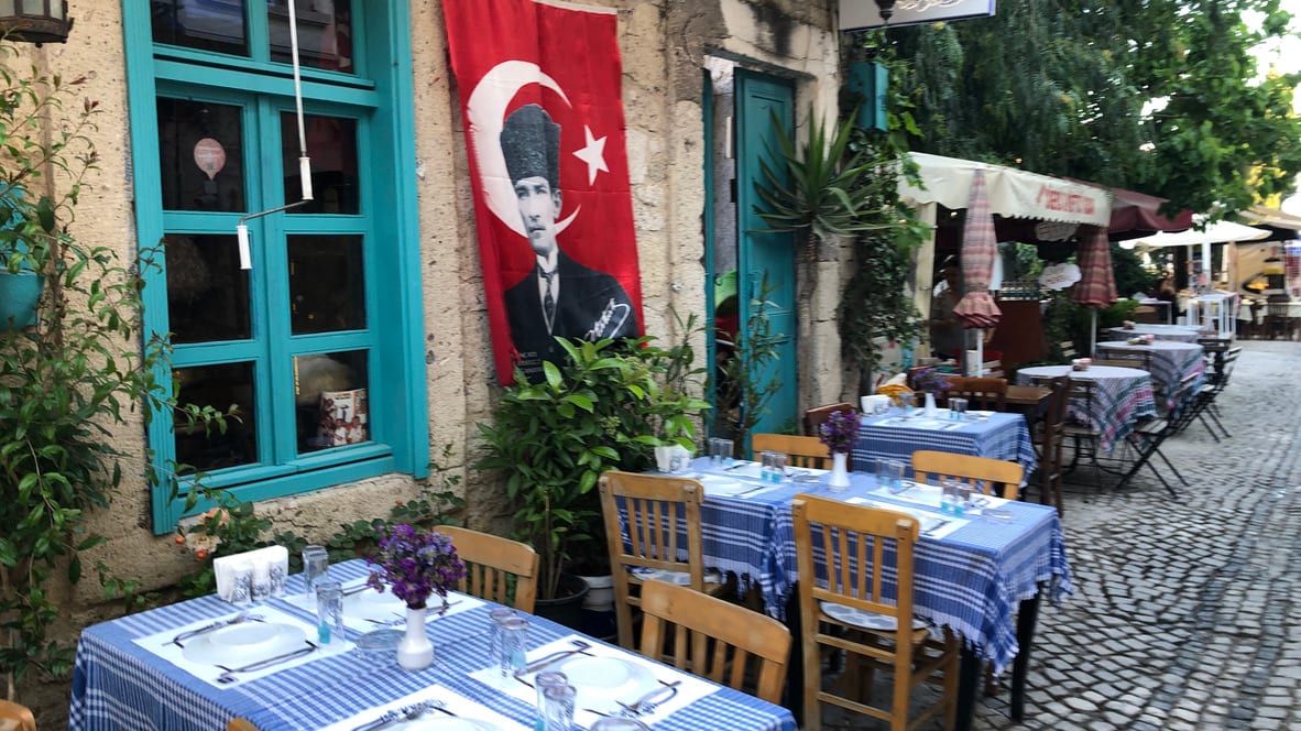 Restaurantgasse mit türkischer Flagge