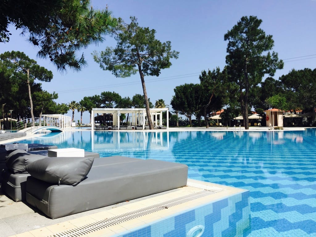 Großer Pool in einer begrünten Hotelanlage