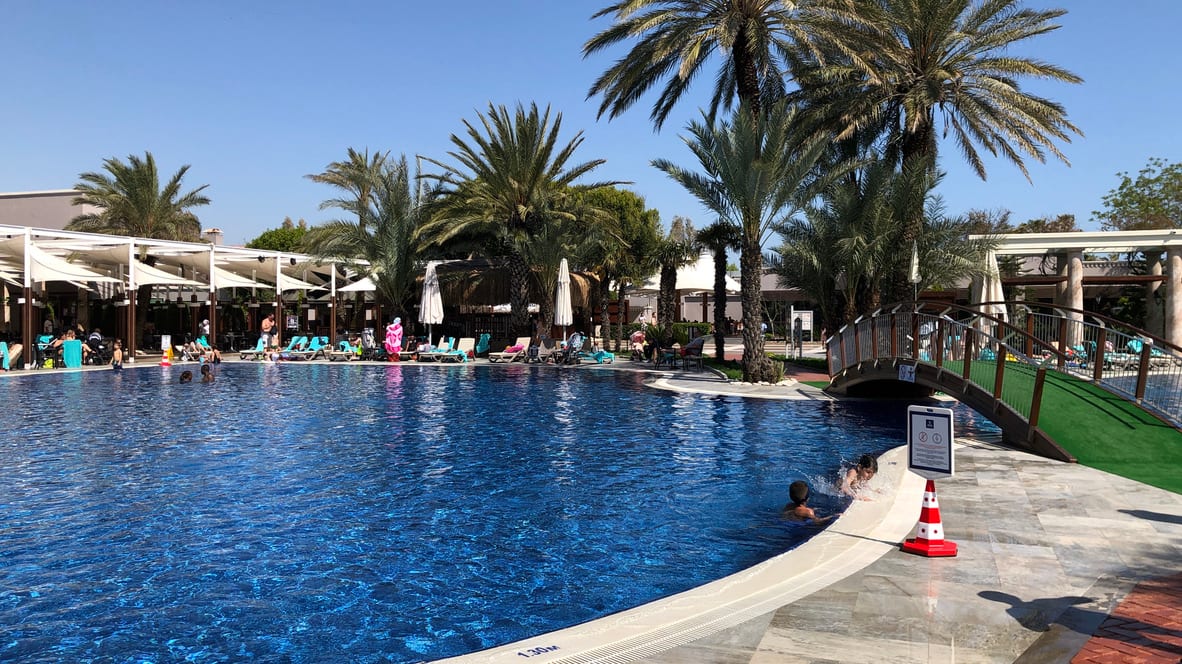 Großzügige Poollandschaft in einem türkischen Ferienresort