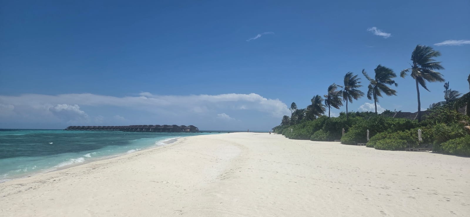 Weißer Strand und türkisfarbenes Meer auf den Malediven
