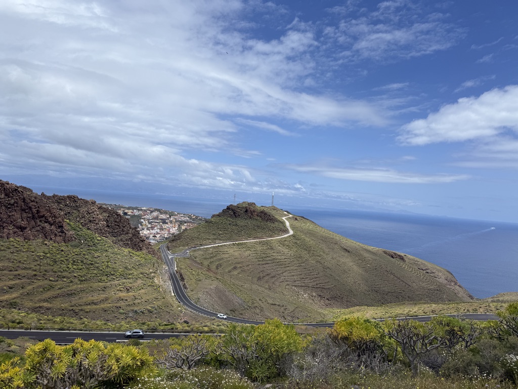 Vulkanische Küstenlandschaft auf den Kanaren mit weitem Blick über den Atlantik