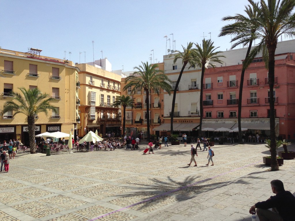 Plätze und Palmen in Cádiz