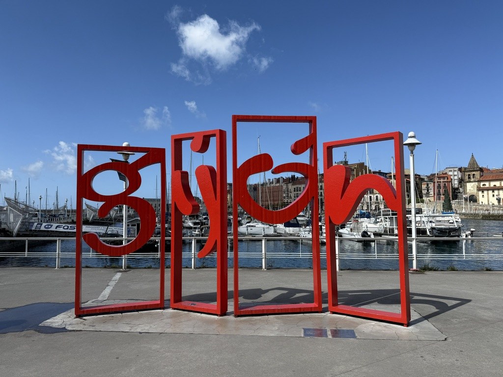 Gijón-Schriftzug an der Marina