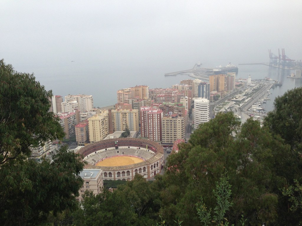 Blick über Málaga zum Hafen