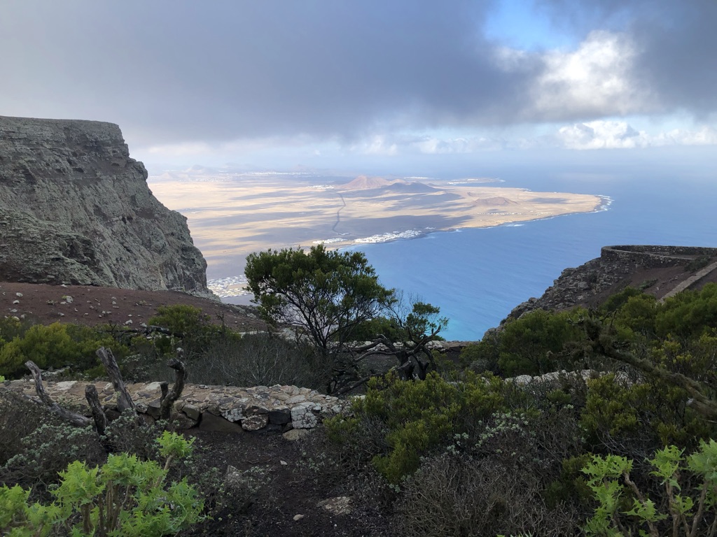 Blick von Lanzarote über die Meerenge zur Insel La Graciosa
