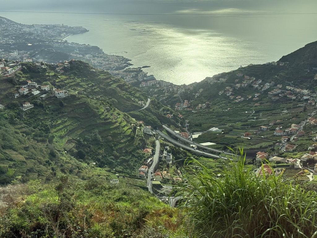 Blick von Madeiras Bergland auf die Südküste und den Atlantik
