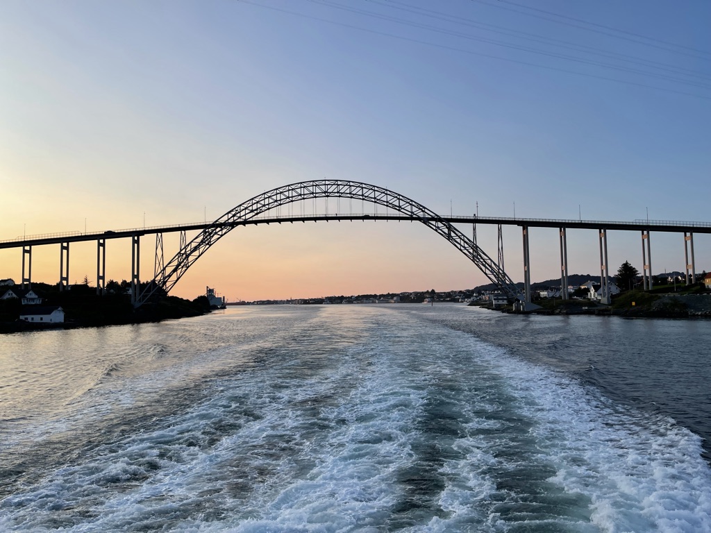 Langes Abendlicht während einer Fahrt an der norwegischen Küste.