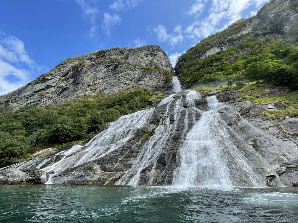 Ein norwegischer Wasserfall aus nächster Nähe.