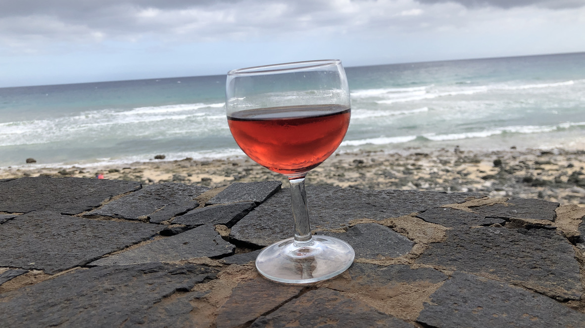 Ein Glas mit Blick auf den Atlantik