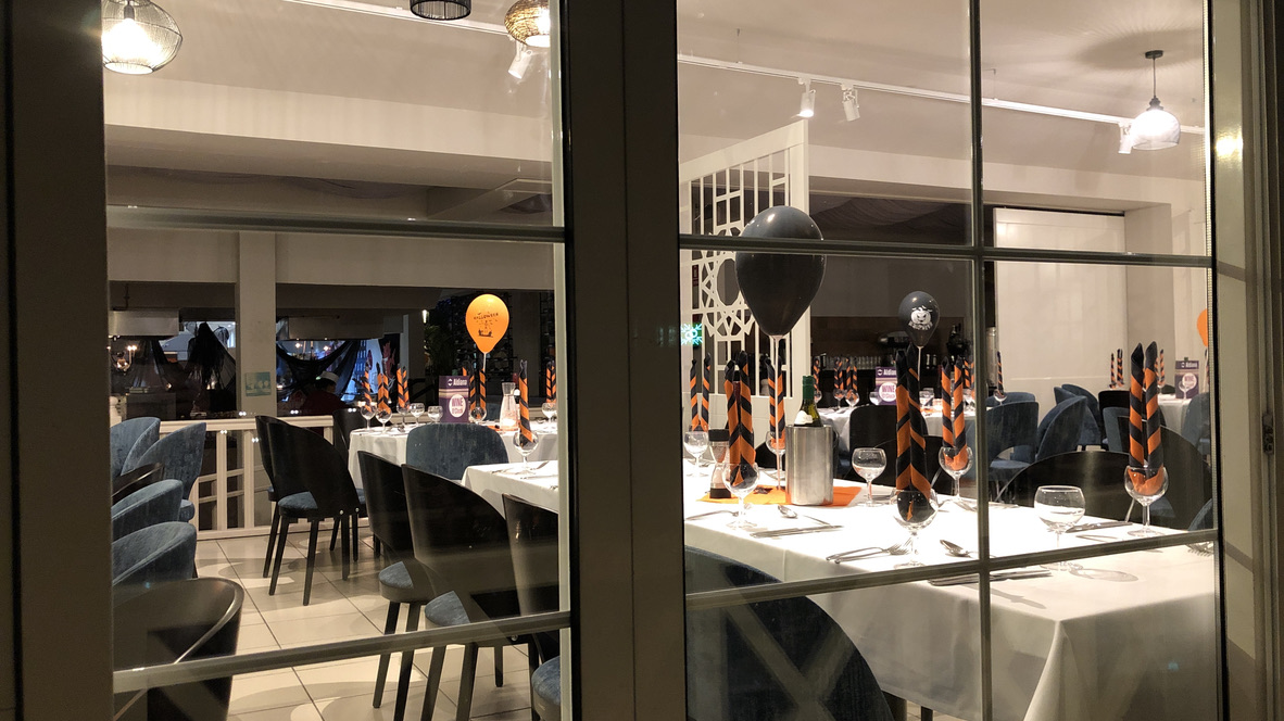 Gedeckte Tische im Hauptrestaurant