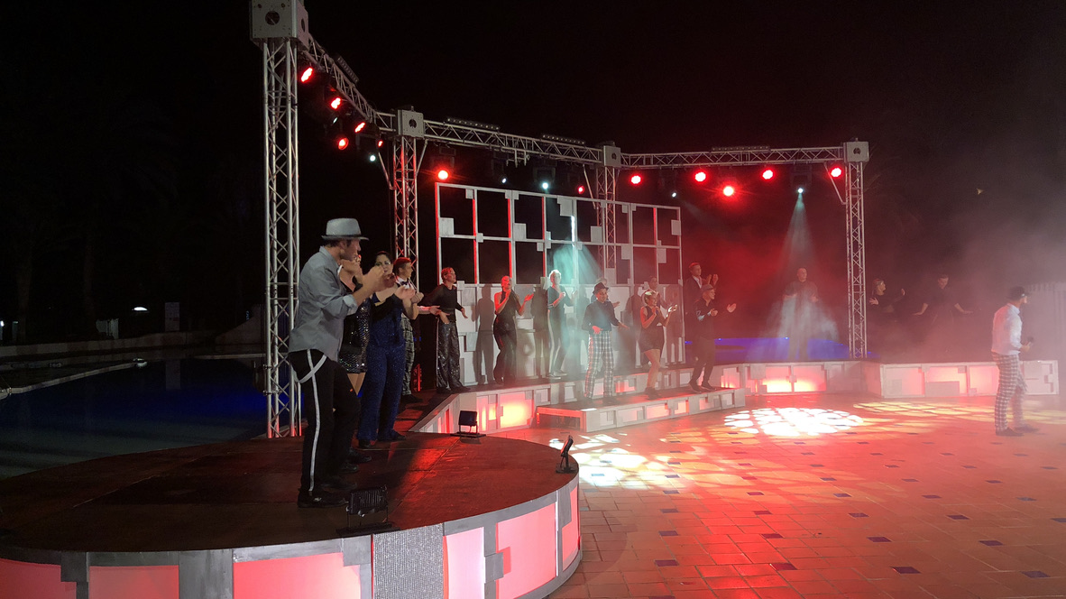 Abendshow auf der beleuchteten Clubbühne