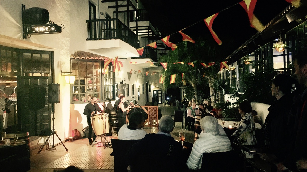 Musiker und Gäste vor der Bodega im Aldiana Club