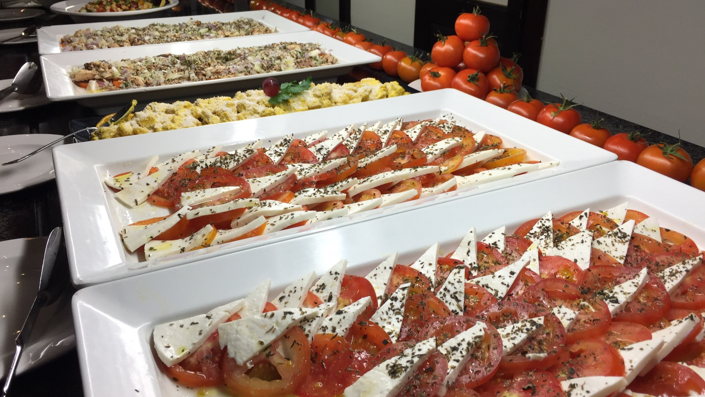 Tomaten, Käse und weitere Speisen am Buffet