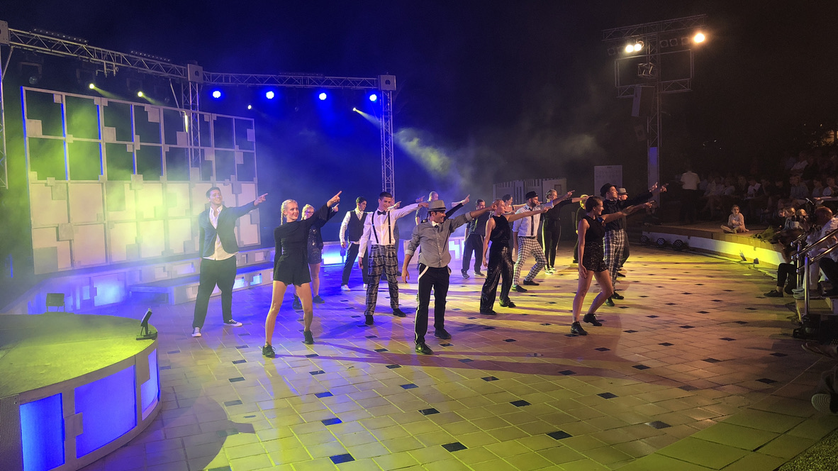 Abendshow auf der beleuchteten Clubbühne