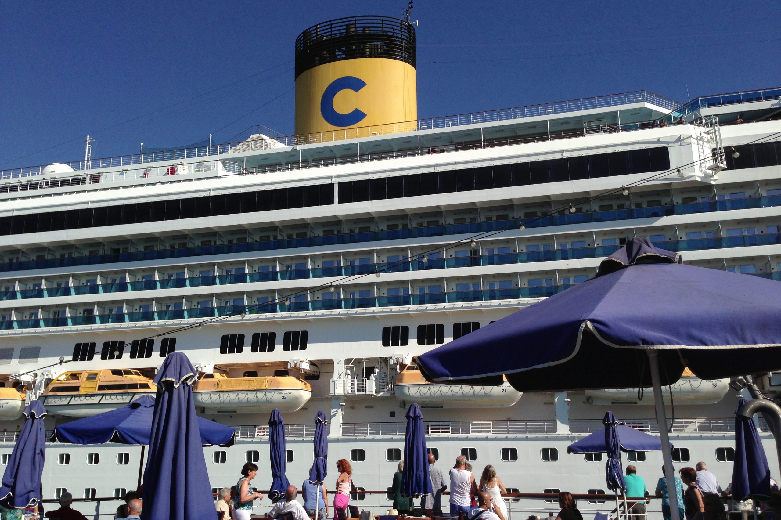 Costa-Kreuzfahrtschiff mit gelbem Schornstein und blauem C