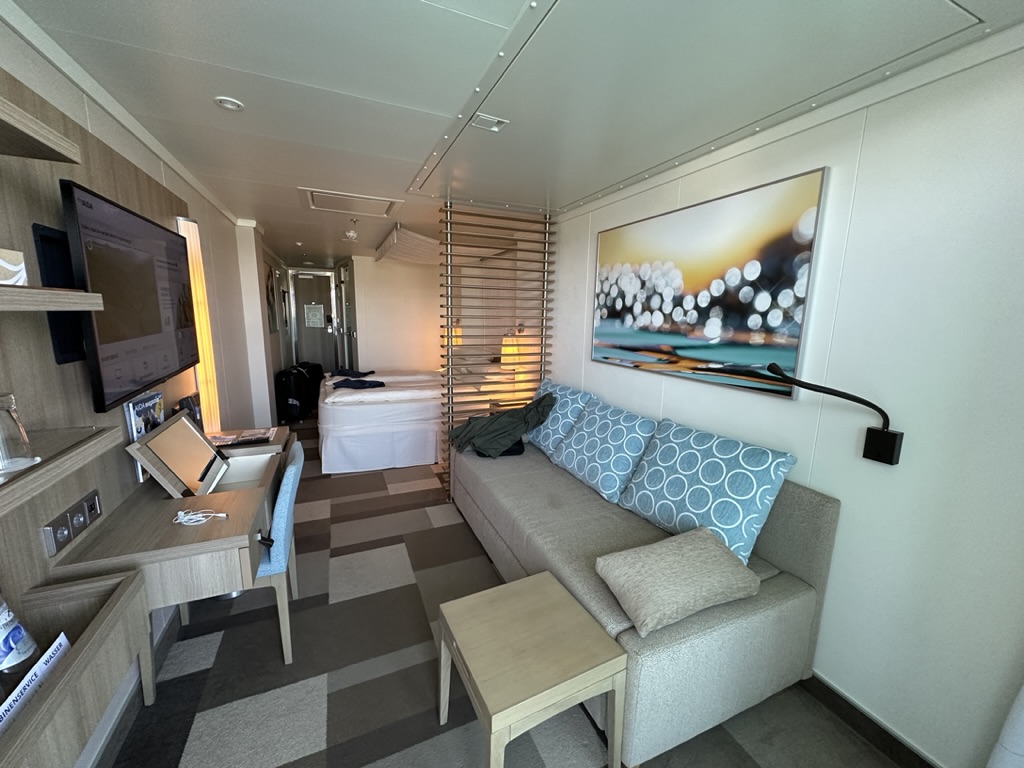 Kabinenbeispiel mit Sofa, Schreibtisch und Bett im hinteren Bereich