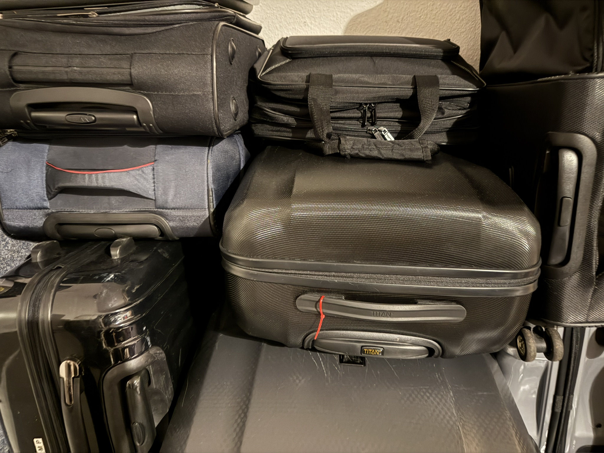 Mehrere Koffer und Reisetaschen stehen dicht beieinander