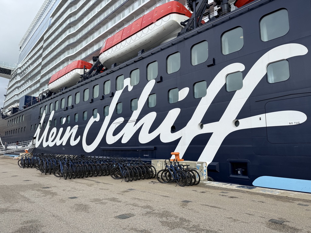 Mein-Schiff-Schriftzug an einem Kreuzfahrtschiff am Kai