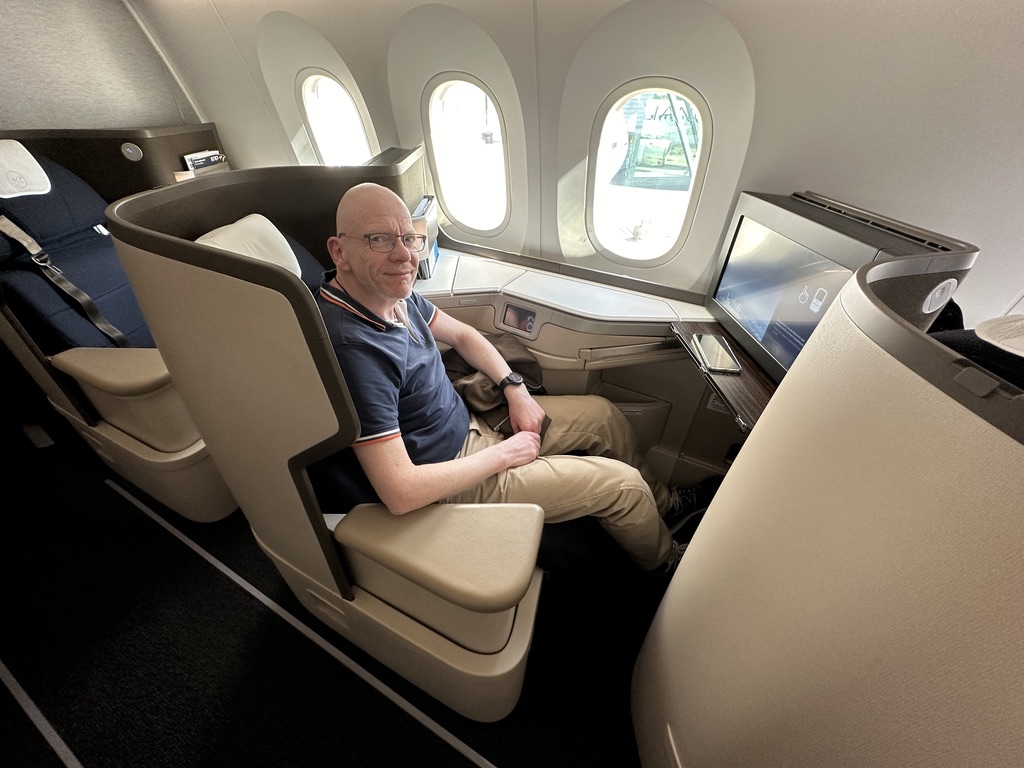 Ein Reisender in einem Business-Class-Sitz