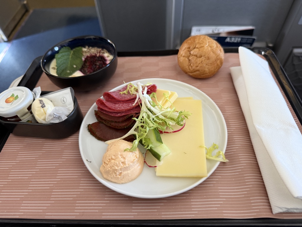 Tablett mit einer kalten Mahlzeit und einem Brötchen