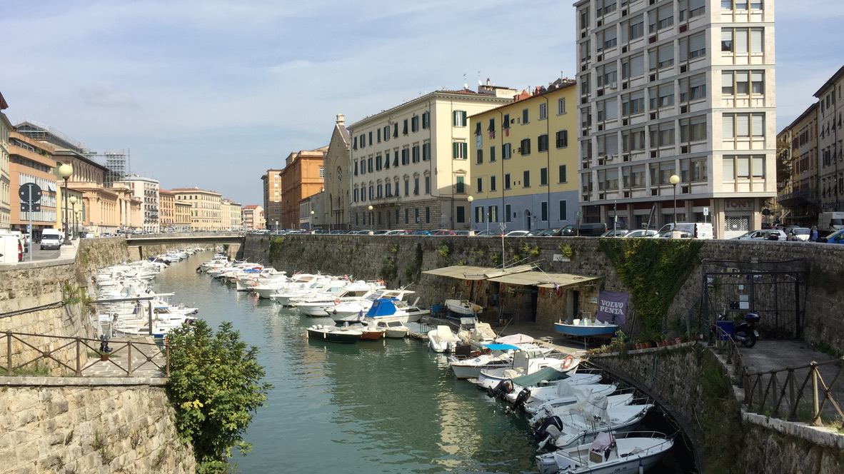 Kanal mit Booten und Häusern in Livorno