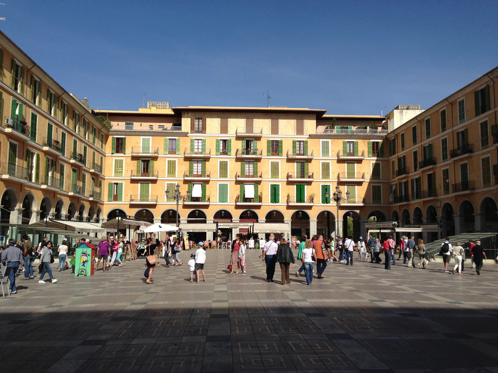 Platz mit Arkaden und gelben Fassaden in Palma
