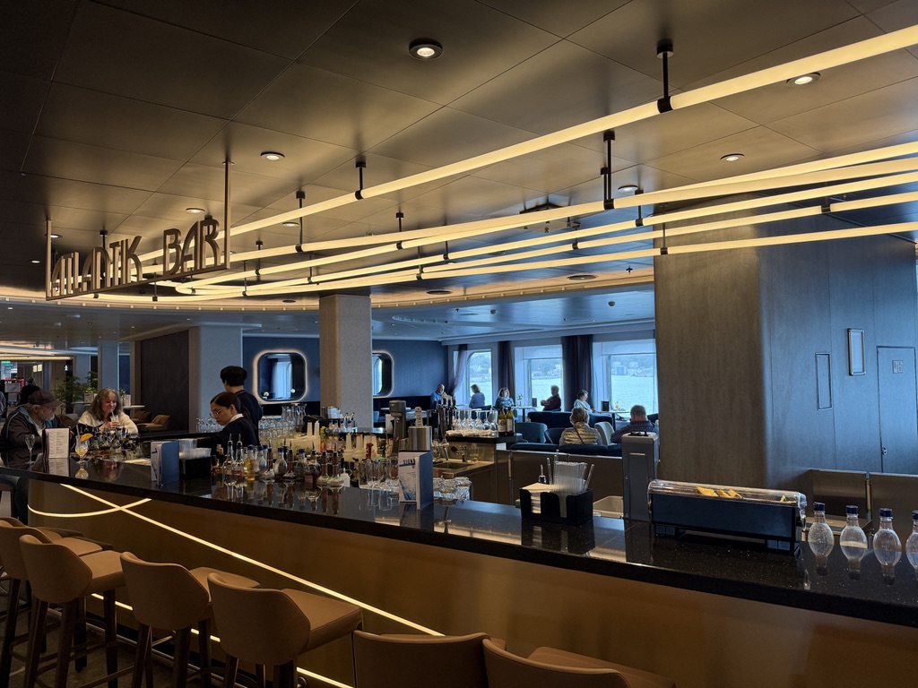 Tresen und Sitzplätze der Atlantik Bar auf der Mein Schiff Relax