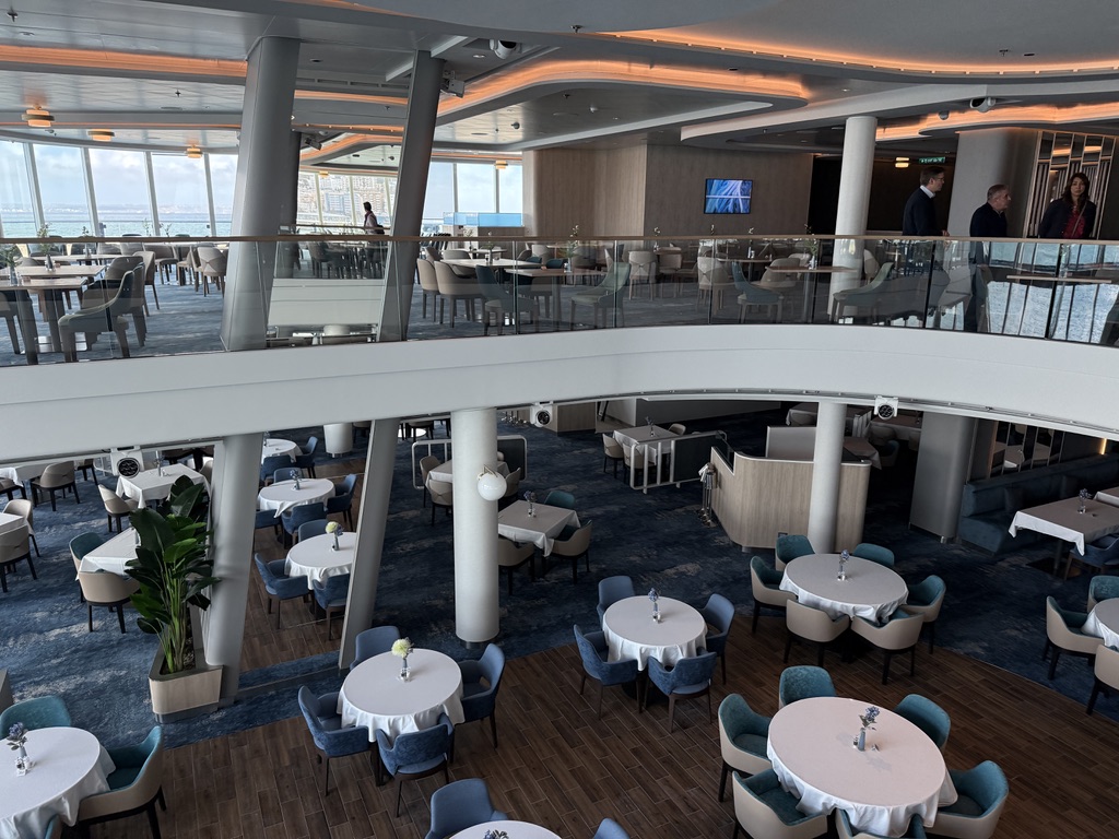 Blick über die beiden Ebenen des Atlantik auf der Mein Schiff Relax