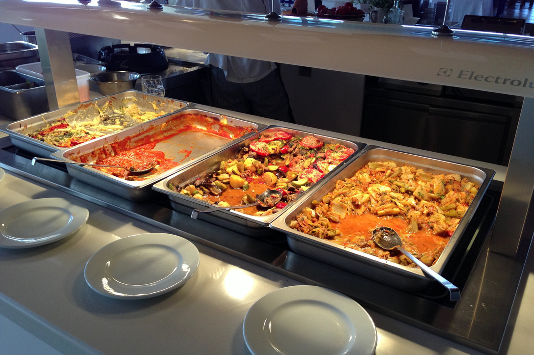 Symbolbild: warmes Buffet mit verschiedenen Speisen