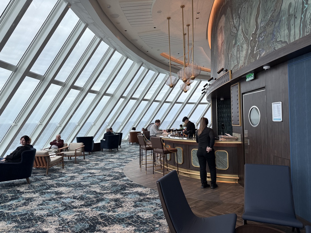 Captain’s Bar auf der Mein Schiff Relax mit großer schräger Fensterfront