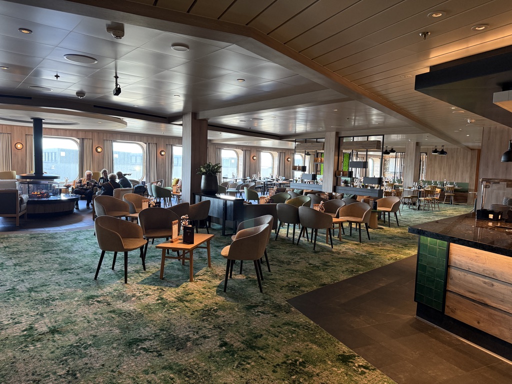 Holzverkleideter Gastraum des Chalet auf der Mein Schiff Relax
